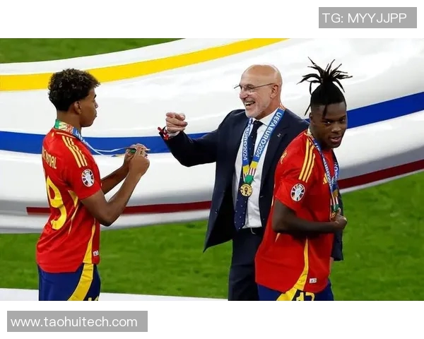 足球明星与女生亲密合照展现青春活力与运动魅力的完美结合