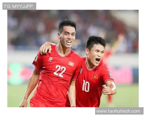 越南足球明星化身搞笑角色拍摄伪装视频引发网友热议