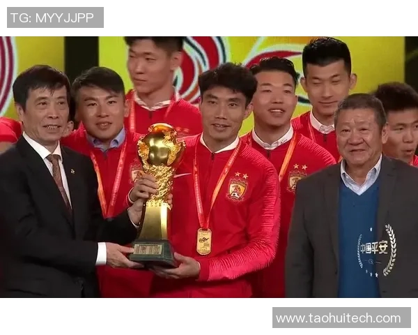 足球明星捧杯瞬间定格荣耀时刻展现无尽激情与梦想成真